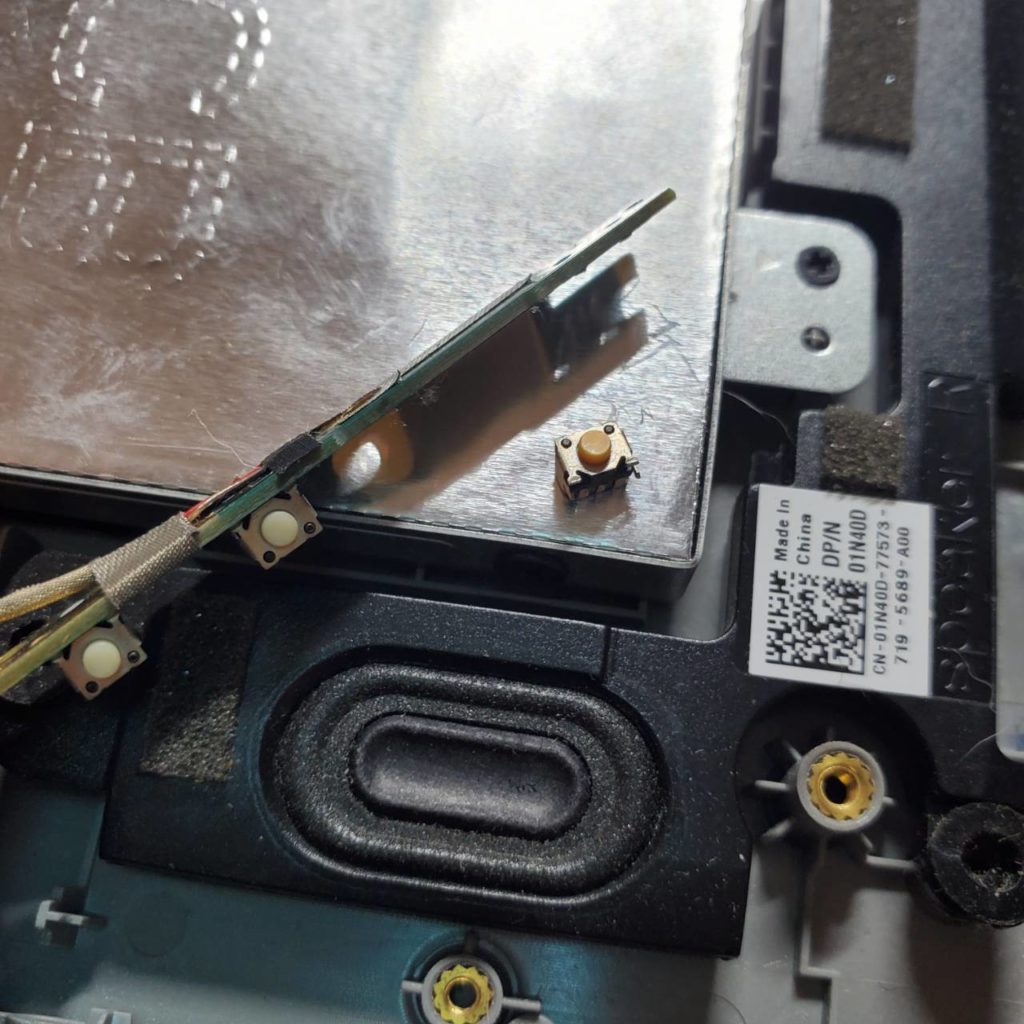 NECのノートパソコンから取れてしまった電源ボタン