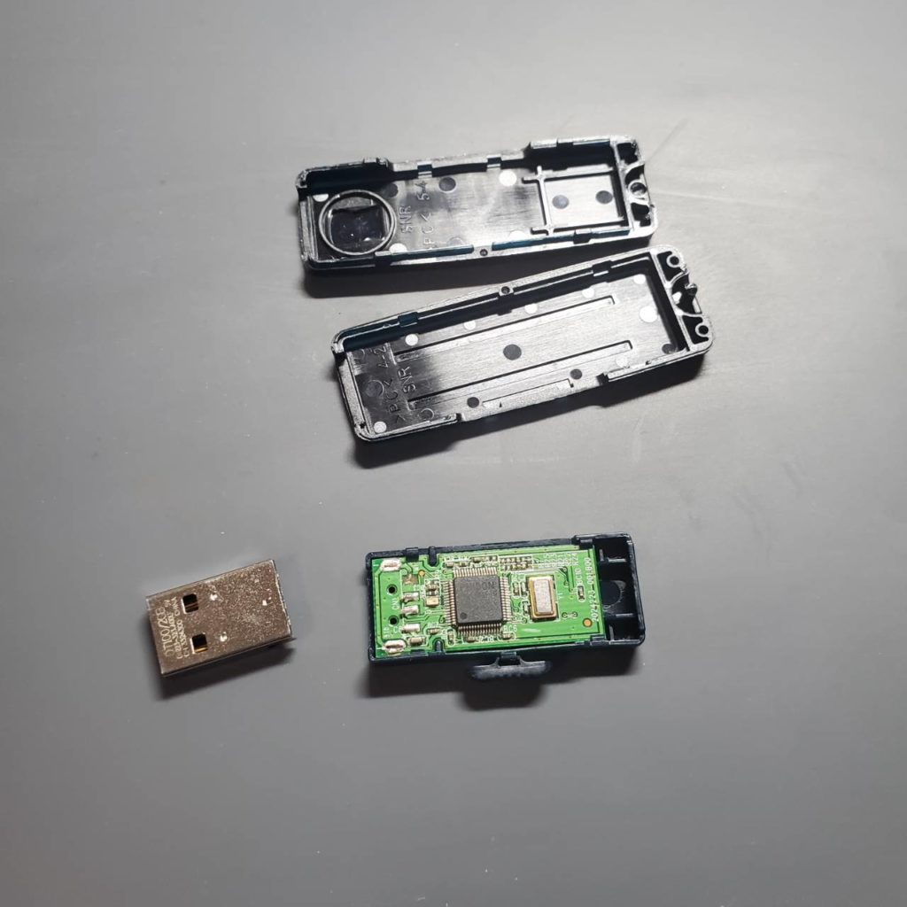 大事なデータが入った折れてしまったUSBメモリの外観