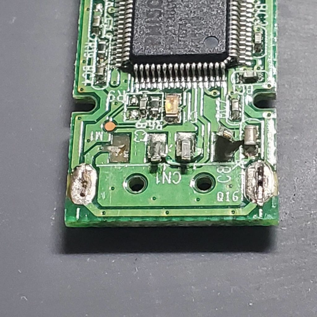 折れてパターンが剥離したUSBメモリの基板
