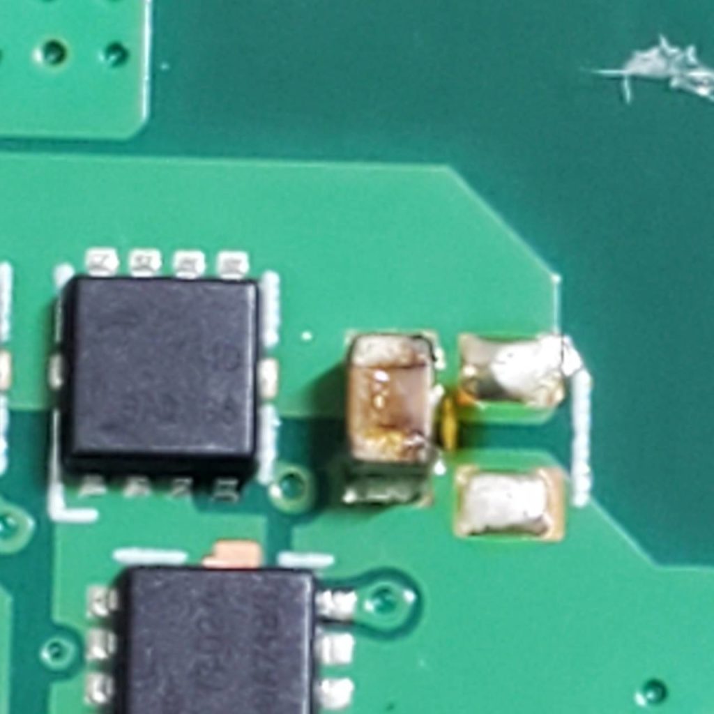 T552/36HRのマザーボード上の焦げたチップコンデンサ