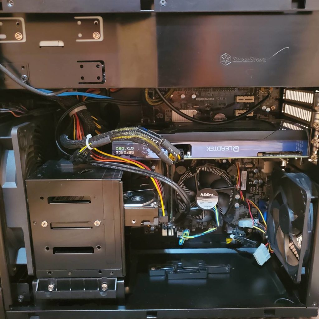 隅々までクリーニングし綺麗になったケース内部