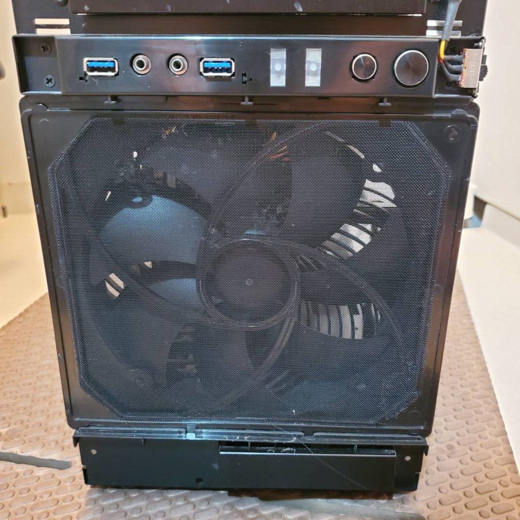 クリーニングで埋まっていた埃が取れ、姿を現したケースファン