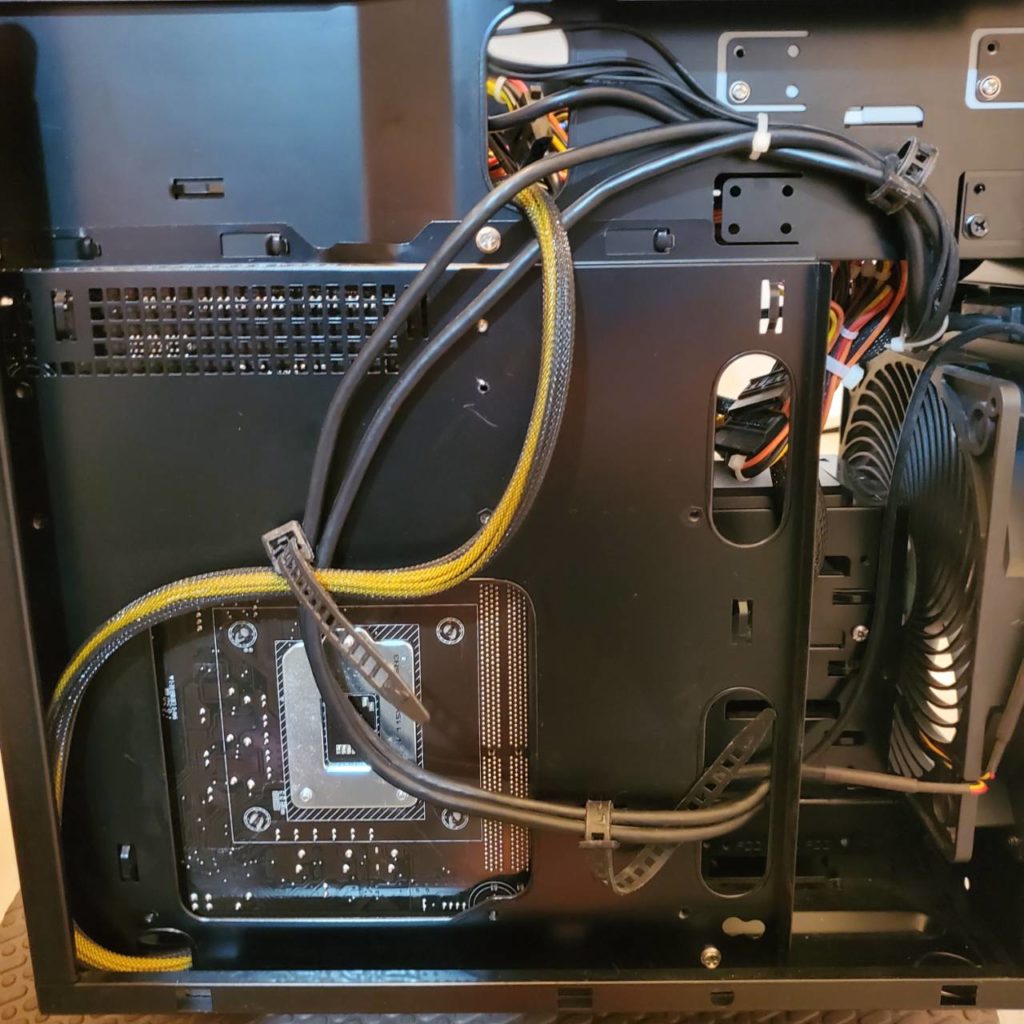 蓄積していたペットの毛がなくなり綺麗になった裏配線