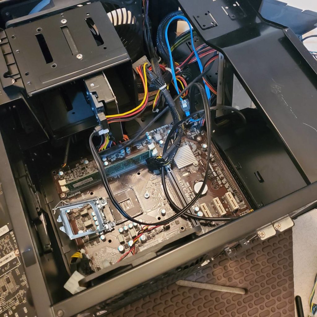 CPUやグラフィックカードを外し、分解清掃中の自作PC内部