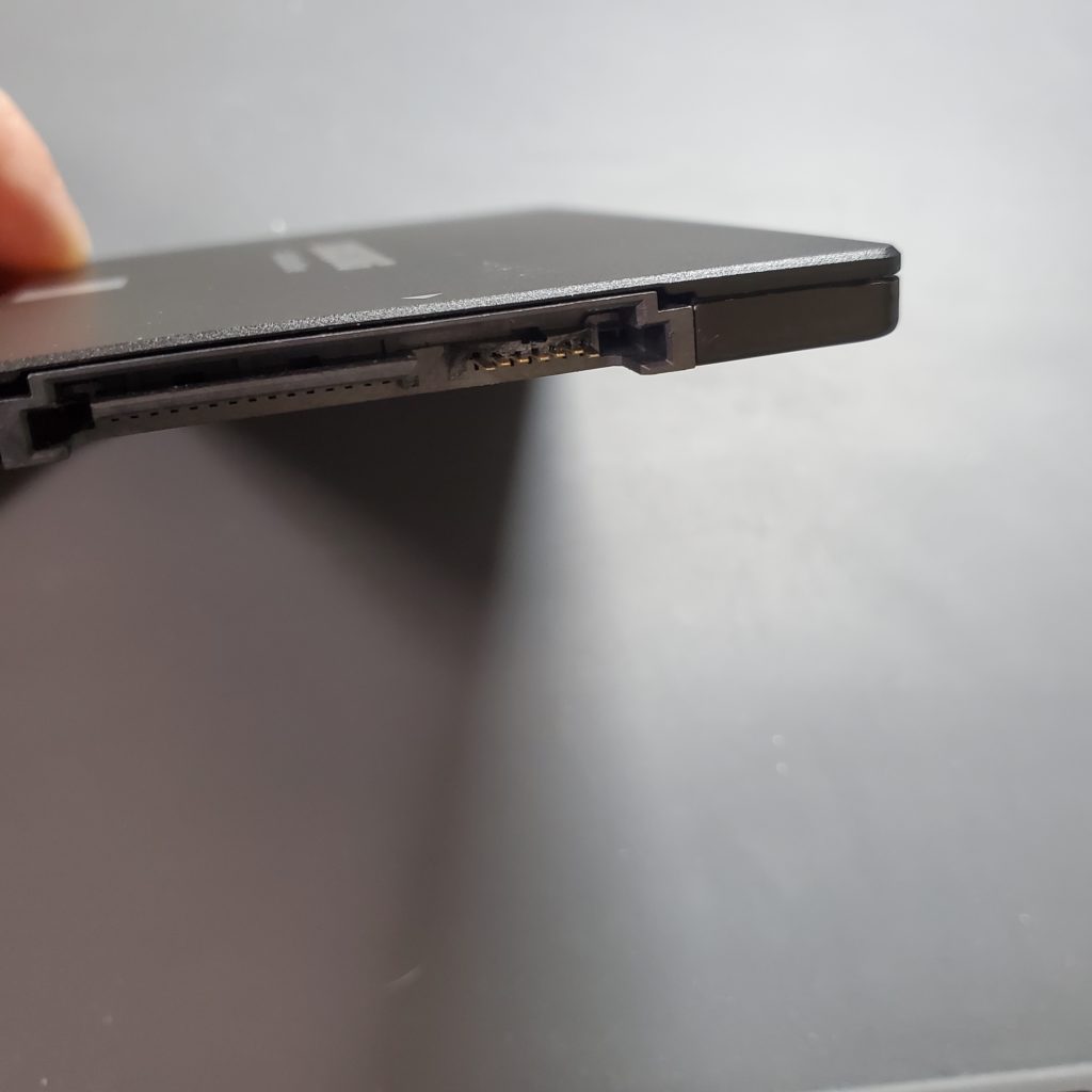 SAMSUNG 860 EVO 破損したSATAコネクタ