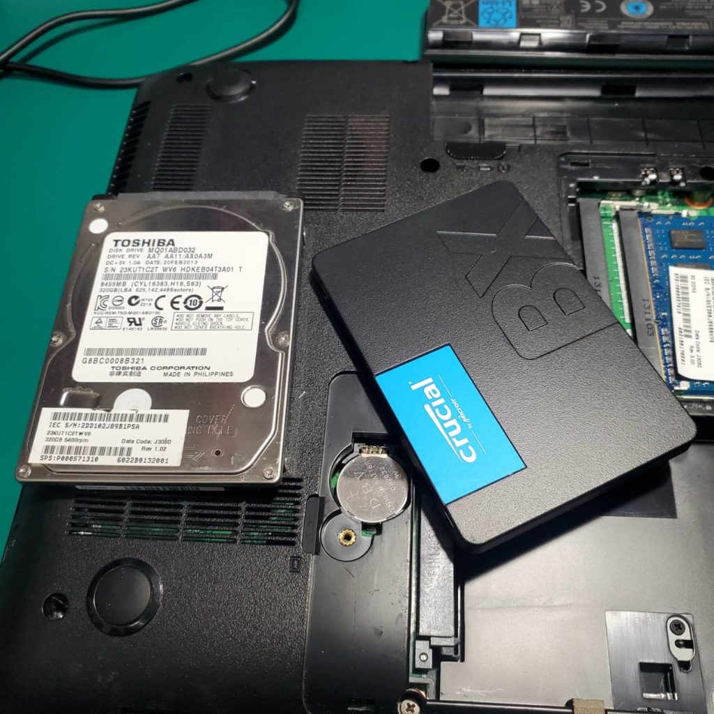 Satellite B252/21G SSD換装 取り外したHDDと新たに取り付けるSSD