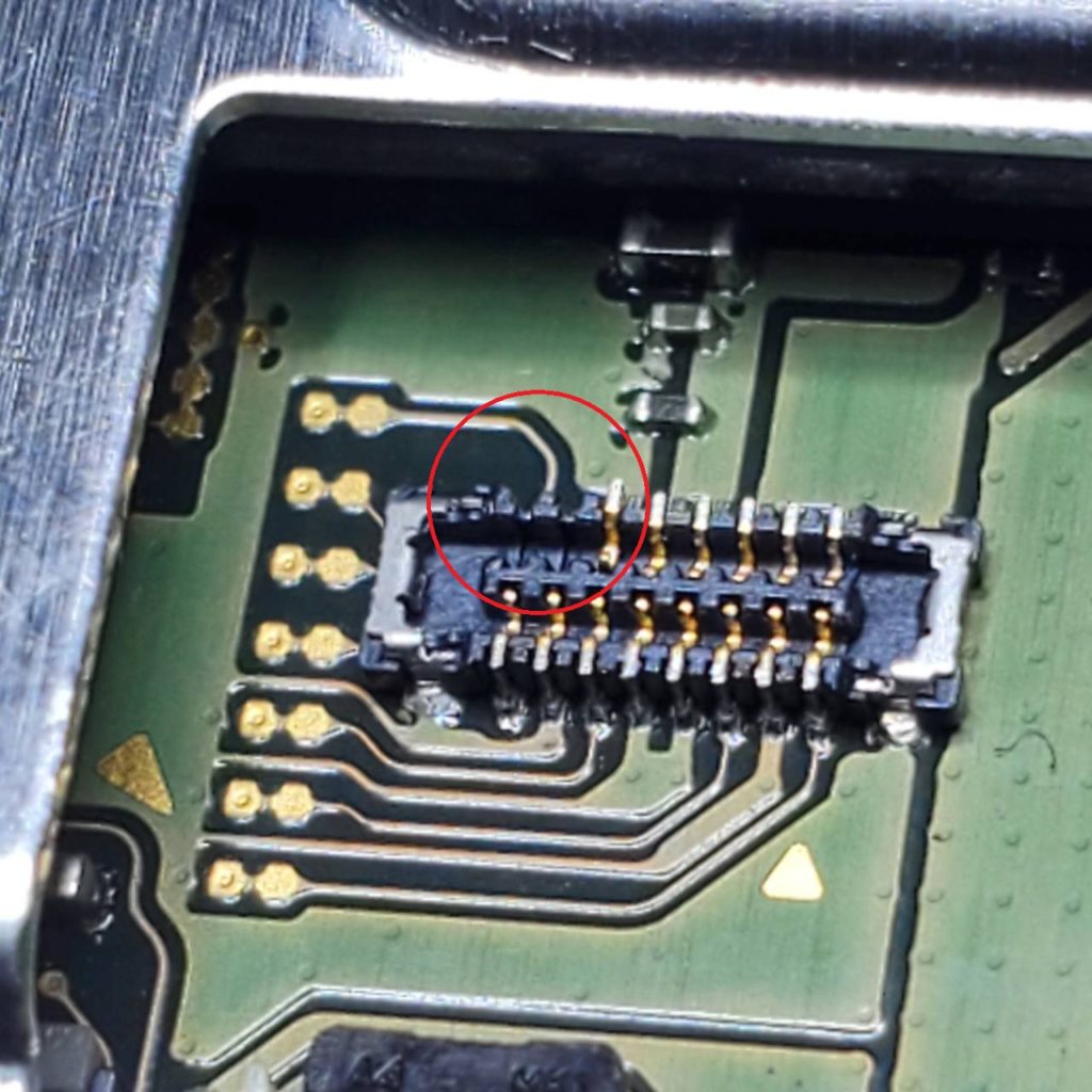 Nintendo Switch SDカードスロットコネクタのピンが2本破損している画像